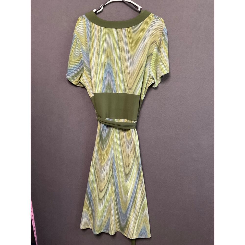 Green Patterned V-Neck Dress with Waist Tie - Picture 7 of 7
